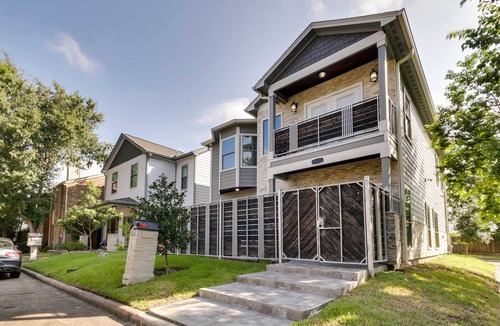 Briarforest House | Luxe Southwest Houston Home w/Balconies & Patio!