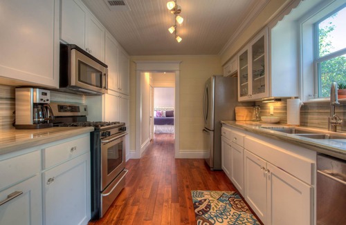 East Cesar Chavez House | Luxe Spa Gem of East Austin! Walk Downtown, Rainey St & E. 6th St.