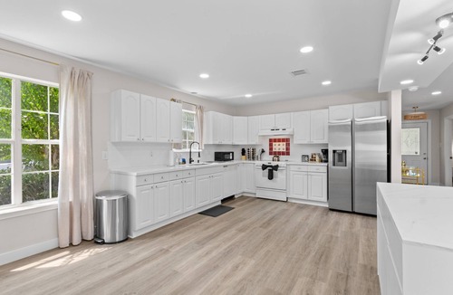 Braeswood Place House | Luxe Spacious 5BR Mansion, 2mins to NRG Stadium, Stays 13, BBQ, Projector, Park