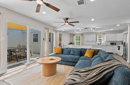 Braeswood Place House | Luxe Spacious 5BR Mansion, 2mins to NRG Stadium, Stays 13, BBQ, Projector, Park