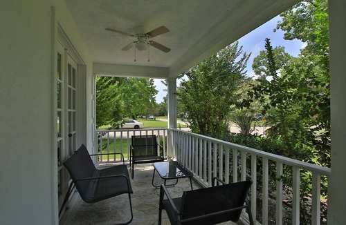 Braeswood Place House | Luxe Spacious 5BR Mansion, 2mins to NRG Stadium, Stays 13, BBQ, Projector, Park