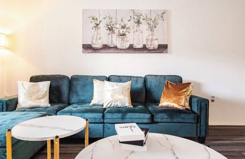 Towson Apartment | Luxe Spacious Apartment