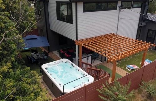 Swede Hill House | LUXE Spacious Downtown Retreat; SwimSpa; BBQ&FreeParking; Steps2 Moody&UT&6th St