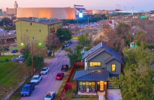 Swede Hill House | LUXE Spacious Downtown Retreat; SwimSpa; BBQ&FreeParking; Steps2 Moody&UT&6th St