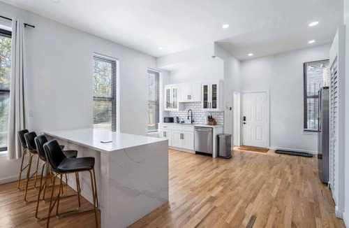 Bucktown House | Luxe Spacious SFH in Bucktown w/Secure Parking