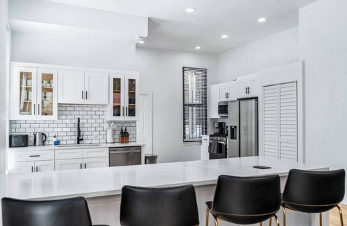 Bucktown House | Luxe Spacious SFH in Bucktown w/Secure Parking