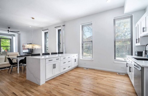 Bucktown House | Luxe Spacious SFH in Bucktown w/Secure Parking