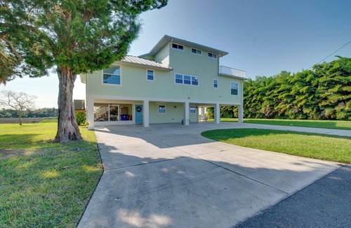 Spring Hill Cottage | Luxe Spring Hill Home w/Patio & Dock!
