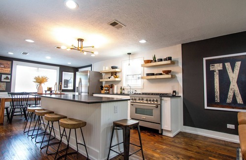 Tomball House | LUXE Stay-2 King beds, walk to dine, coffee, shop