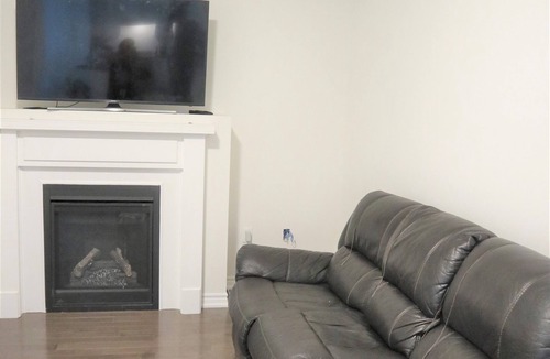 Bowmanville House | Luxe Stays New Stunning Luxury Modern Retreat - Dedicated Workspace