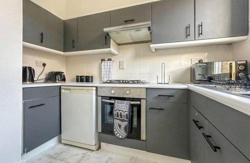 Knight's Hill Apartment | Luxe & Stylish 1 Bed Flat