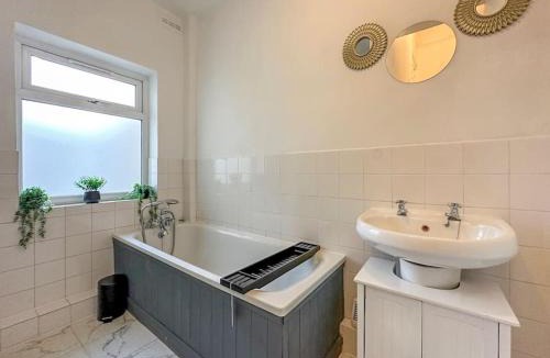 Knight's Hill Apartment | Luxe & Stylish 1 Bed Flat