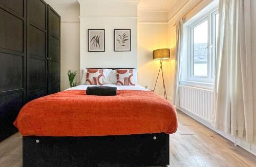 Knight's Hill Apartment | Luxe & Stylish 1 Bed Flat