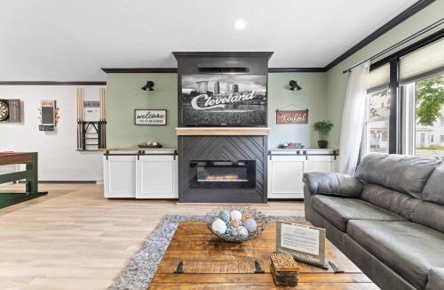 Detroit - Shoreway Apartment | Luxe Suite with Pool Table, King Bed, 3 TVs, & Free Parking