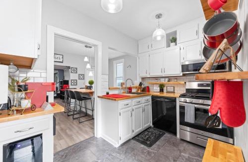 Detroit - Shoreway Apartment | Luxe Suite with Pool Table, King Bed, 3 TVs, & Free Parking
