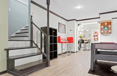 Detroit - Shoreway Apartment | Luxe Suite with Pool Table, King Bed, 3 TVs, & Free Parking