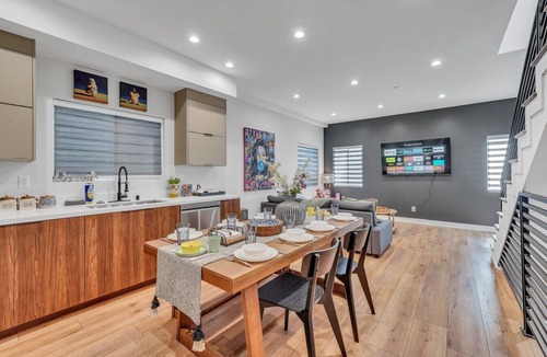 Sherman Oaks House | Luxe Townhome | Newly-Built