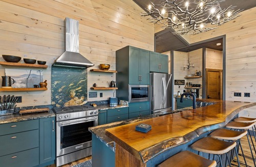 Hidden Lake Cabin | LUXE TREEhouse with amazing view! Perfection! Romantic paradise! Sauna! Slide!