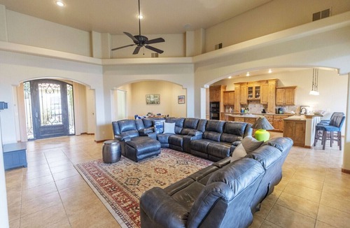 Las Cruces House | Luxe Tuscan Villa - Organ Mtn Views, Patio Living, Sonoma Golf