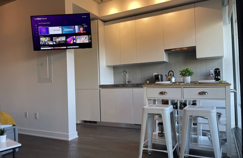 Fashion District Condo | Luxe Urban Nest @ King & Bathurst with Heated Balconyn