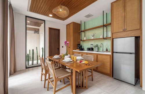 Babakan Villa | Luxe Villa 2 BR Pool Bath Tub Wi-Fi 260 Mbps
