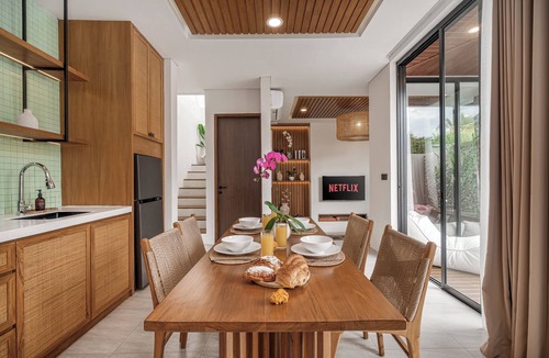 Babakan Villa | Luxe Villa 2 BR Pool Bath Tub Wi-Fi 260 Mbps