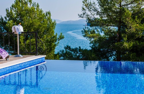 Marina Villa | LUXE! Villa by the sea with heated pool! 15 mins from Split airport, (OWNER)