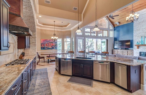 Leander House | Luxe Villa + Epic Lake Views,+King beds,