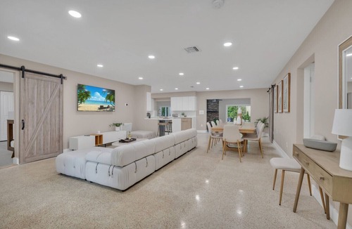 Golden Glades Villa | LUXE Villa, Heated Pool, Fire Pit, GAMES