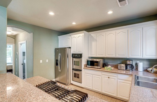 Loomis House | Luxe Vineyard Villa w/Views & Fire Pit in Loomis!