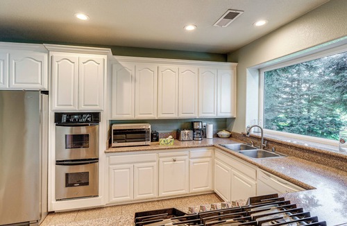 Loomis House | Luxe Vineyard Villa w/Views & Fire Pit in Loomis!