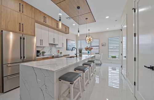 Downtown House | Luxe, Walk to Downtown, Rooftop, Mins to Beach