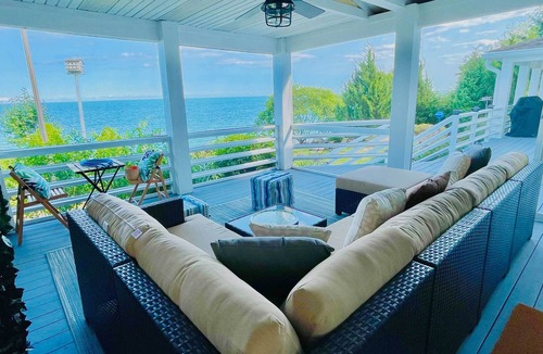 Pleasant Prairie House | Luxe Waterfront Home on Lake Michigan w/ Deck