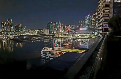 Docklands Apartment | Luxe Waterfront Melbourne