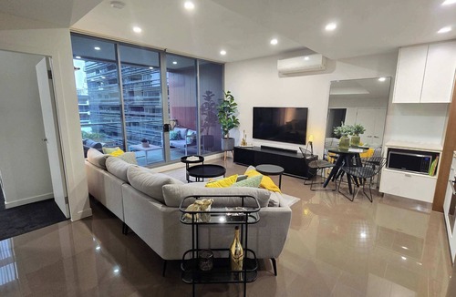 Waterloo Apartment | LUXE Waterloo 1 bed with parking, gym & pool