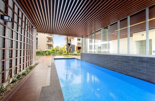 Waterloo Apartment | LUXE Waterloo 1 bed with parking, gym & pool