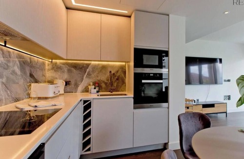 Shepherd's Bush Apartment | Luxe Westfields Living w/Balcony&AC