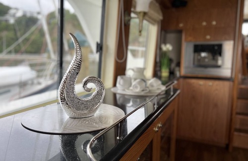 Lower Hutt Boat Rental | LUXERY LAUNCH (BERTHED)