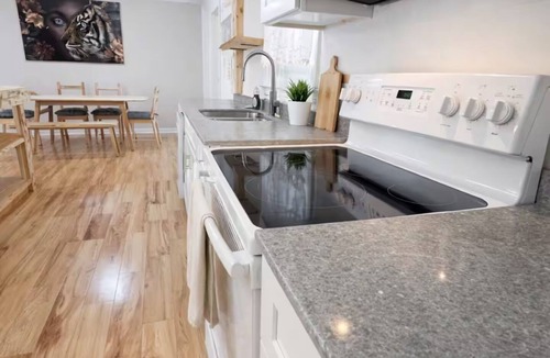 Newport News House | LuxeStay Modern Pool Retreat Central & Safe