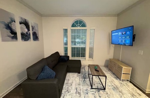 College Park Apartment | LuxeWoodlands Villa: Cozy Stay