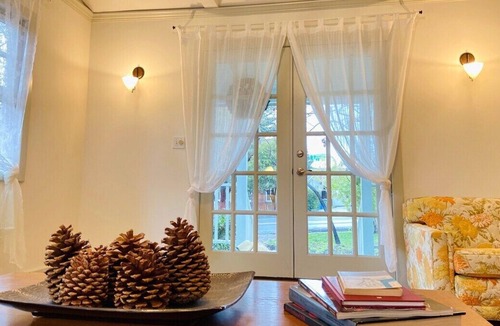 Overlook House | LuxoStays | ! Lovely 4BR+Large Backyd+Parking