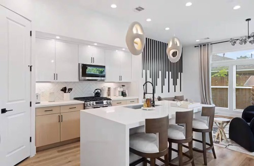 Northside House | LUXR HUB XL - 7BR Group Stay in Downtown, Stadiums