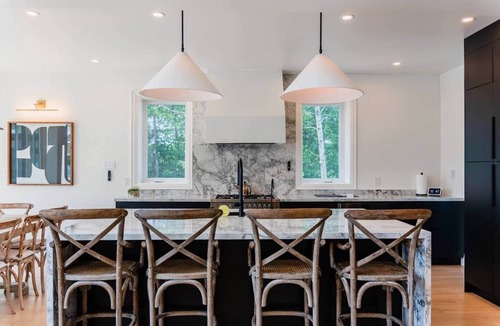Whitestone House | Luxury Rockshore Lakehouse w/hot tub & golf sim