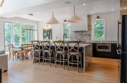 Whitestone House | Luxury Rockshore Lakehouse w/hot tub & golf sim