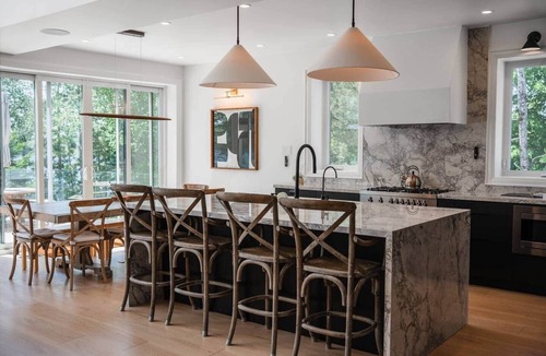 Whitestone House | Luxury Rockshore Lakehouse w/hot tub & golf sim