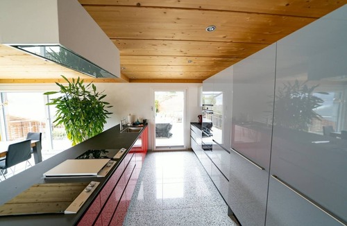 Niederried bei Interlaken Ski Chalet | Luxury Lakeview Chalet SPA BBQ A/C near Interlaken