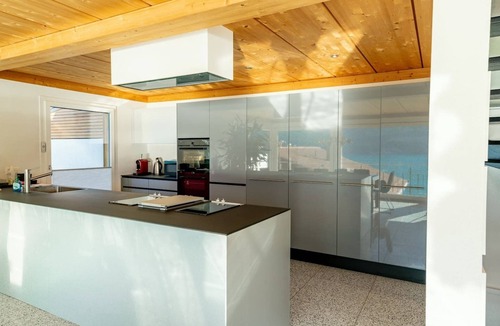Niederried bei Interlaken Ski Chalet | Luxury Lakeview Chalet SPA BBQ A/C near Interlaken