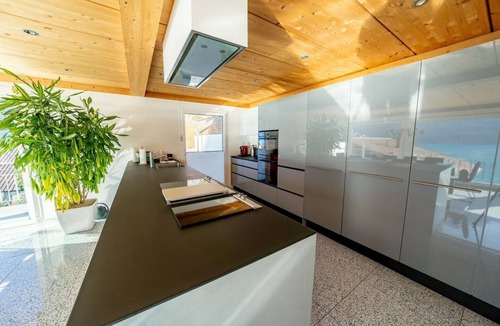 Niederried bei Interlaken Ski Chalet | Luxury Lakeview Chalet SPA BBQ A/C near Interlaken