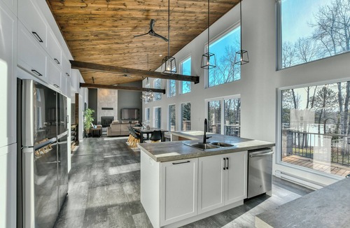 Grand-Remous Ski Chalet | Luxueux chalet, bord de lac, 8 chambres, spa, plage & quai privé. 21 personnes.