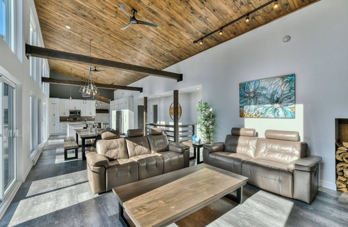 Grand-Remous Ski Chalet | Luxueux chalet, bord de lac, 8 chambres, spa, plage & quai privé. 21 personnes.